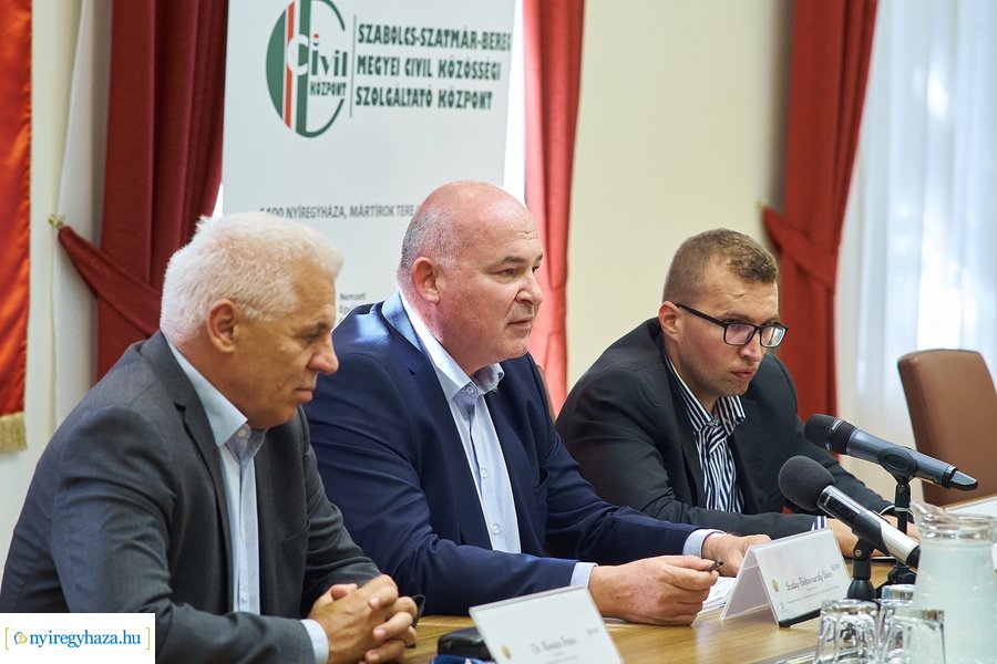 Civil sajtótájékoztató a Városházán