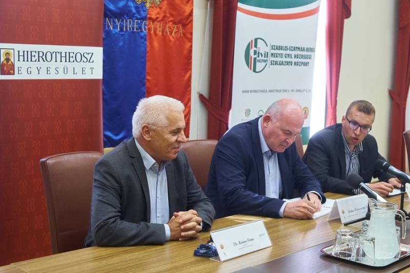 Civil sajtótájékoztató a Városházán