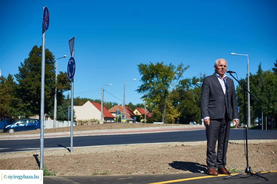 Család és Szalag utcai körforgalmak átadója