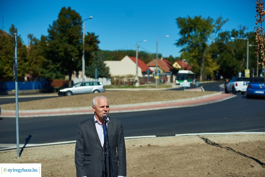 Család és Szalag utcai körforgalmak átadója