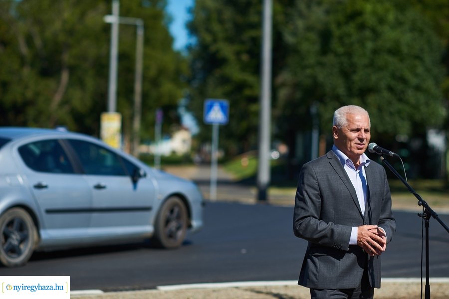 Család és Szalag utcai körforgalmak átadója