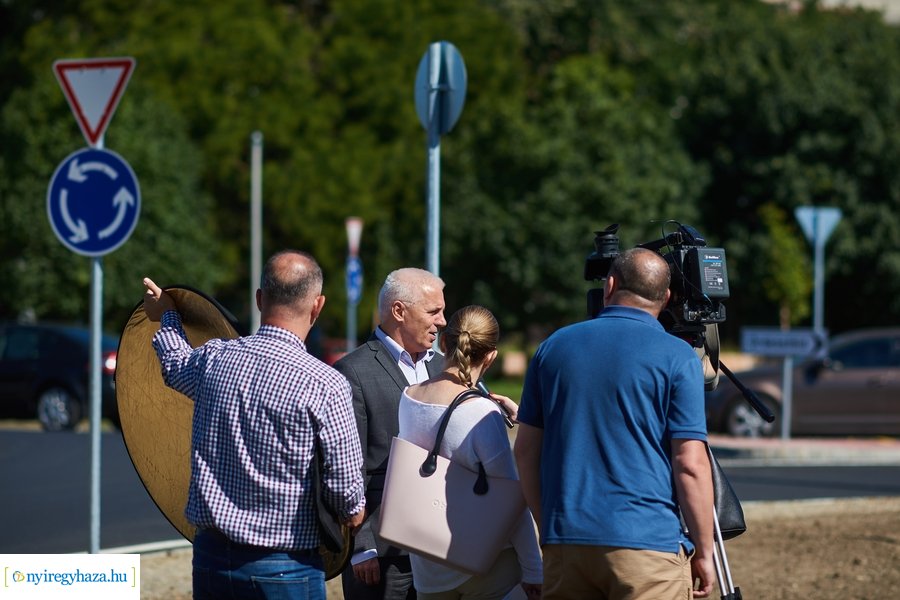 Család és Szalag utcai körforgalmak átadója