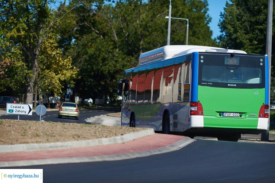 Család és Szalag utcai körforgalmak átadója