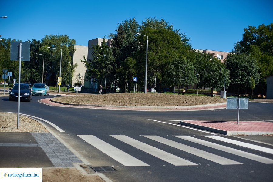 Család és Szalag utcai körforgalmak átadója