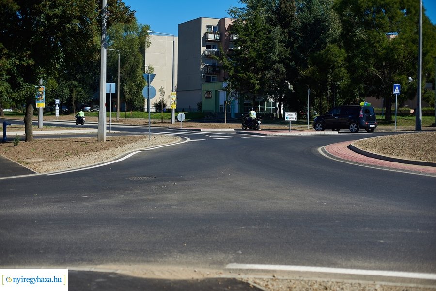 Család és Szalag utcai körforgalmak átadója