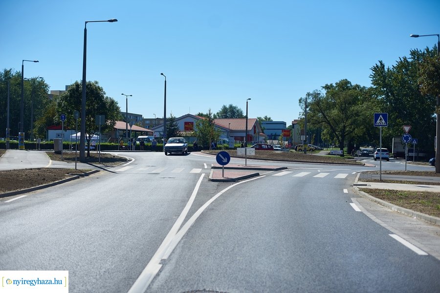 Család és Szalag utcai körforgalmak átadója