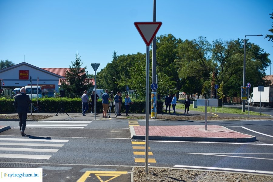 Család és Szalag utcai körforgalmak átadója