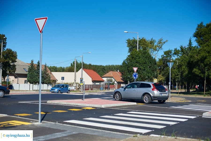 Család és Szalag utcai körforgalmak átadója