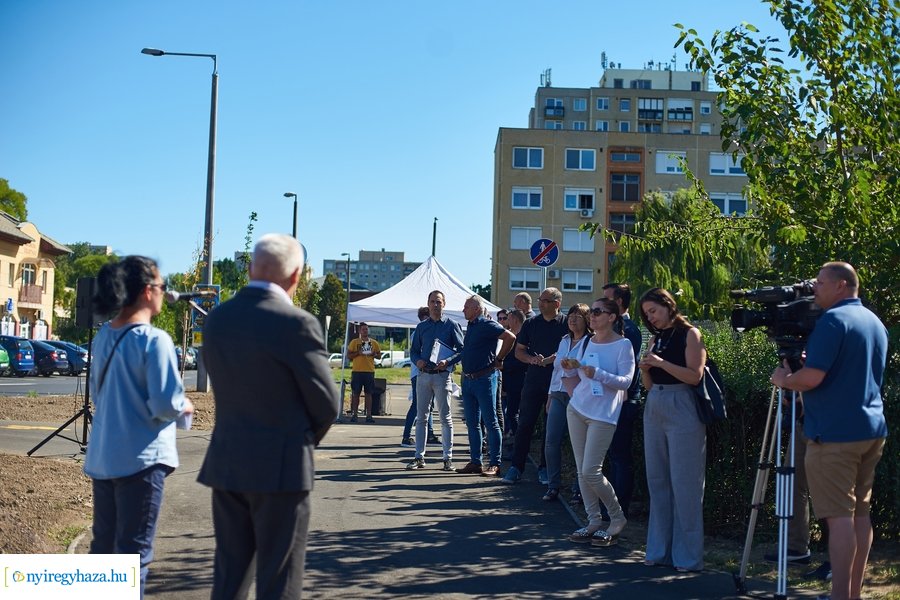 Család és Szalag utcai körforgalmak átadója