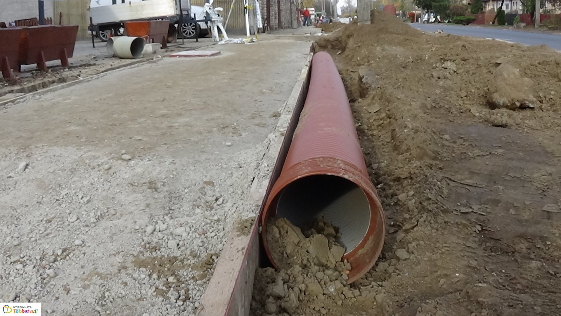 Csapadékelvezető kialakítása zajlik a Csaló köz és Eperjes utca csomópontjánál