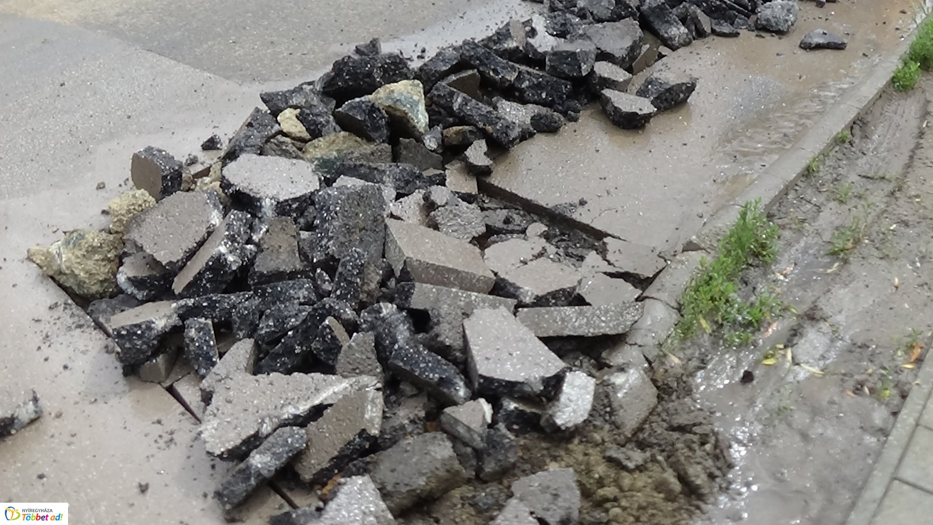 Csapadékvíz elvezető rendszert építenek a Jég utcán