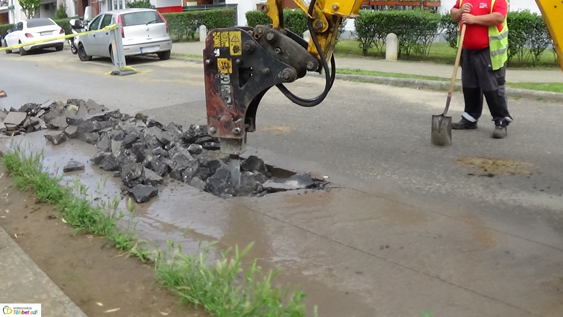 Csapadékvíz elvezető rendszert építenek a Jég utcán