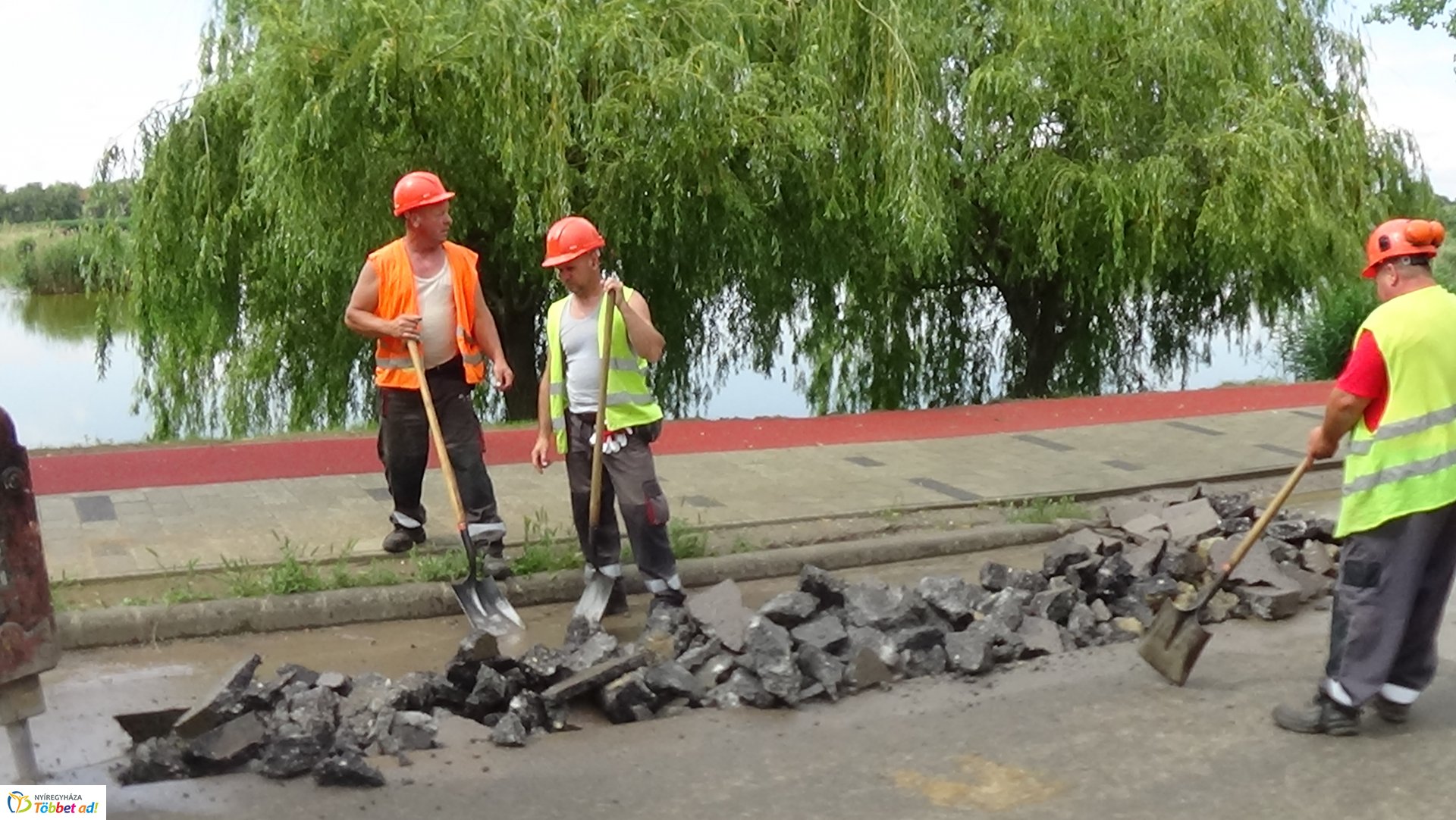 Csapadékvíz elvezető rendszert építenek a Jég utcán