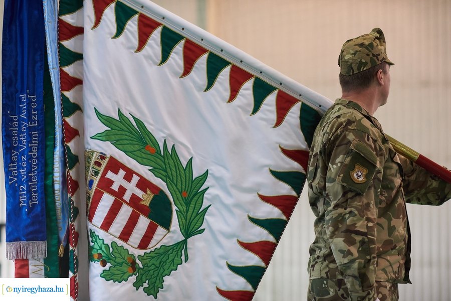 Csapatzászló átadás-átvétel az ezrednél