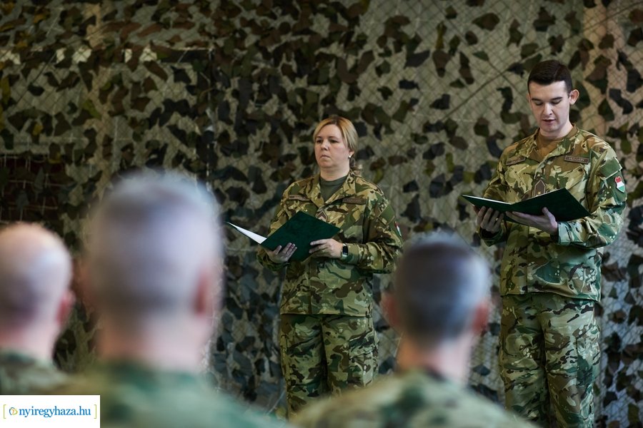 Csapatzászló átadás-átvétel az ezrednél