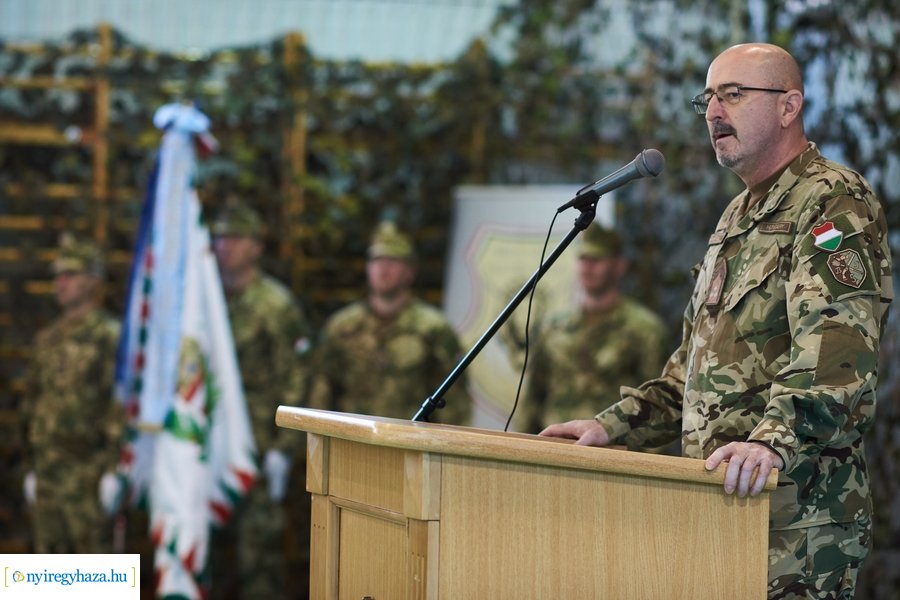 Csapatzászló átadás-átvétel az ezrednél