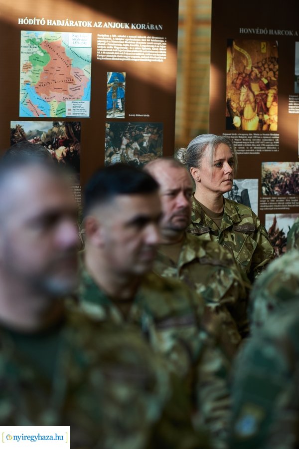 Csapatzászló átadás-átvétel az ezrednél