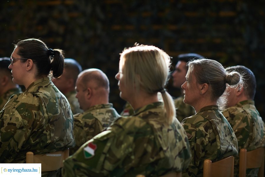 Csapatzászló átadás-átvétel az ezrednél