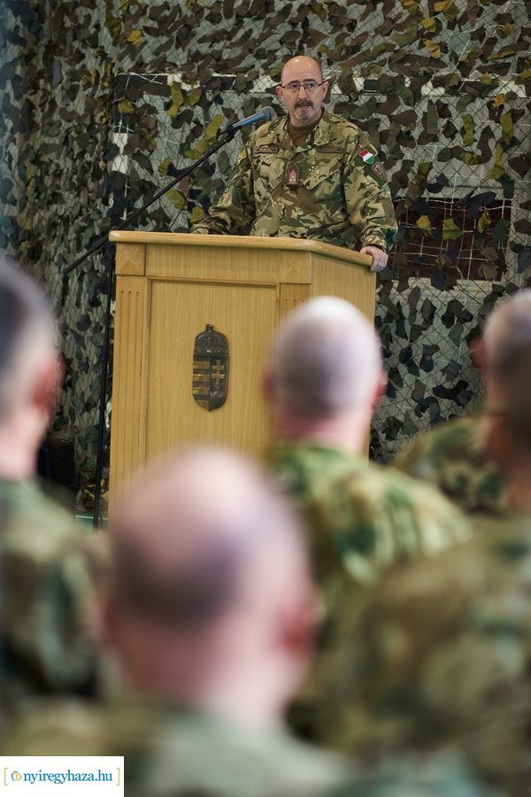 Csapatzászló átadás-átvétel az ezrednél