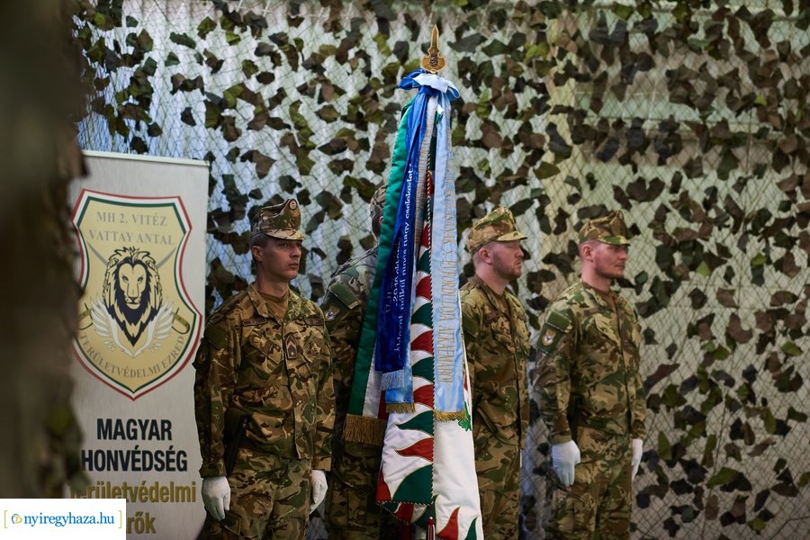 Csapatzászló átadás-átvétel az ezrednél