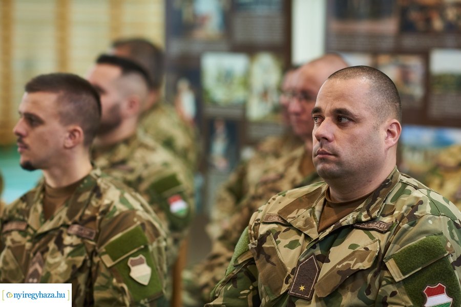 Csapatzászló átadás-átvétel az ezrednél