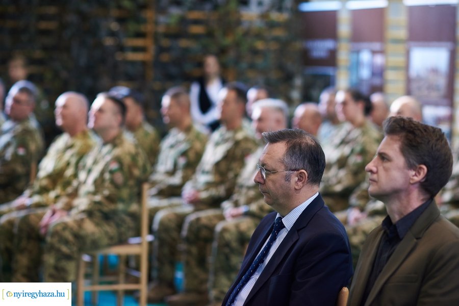 Csapatzászló átadás-átvétel az ezrednél