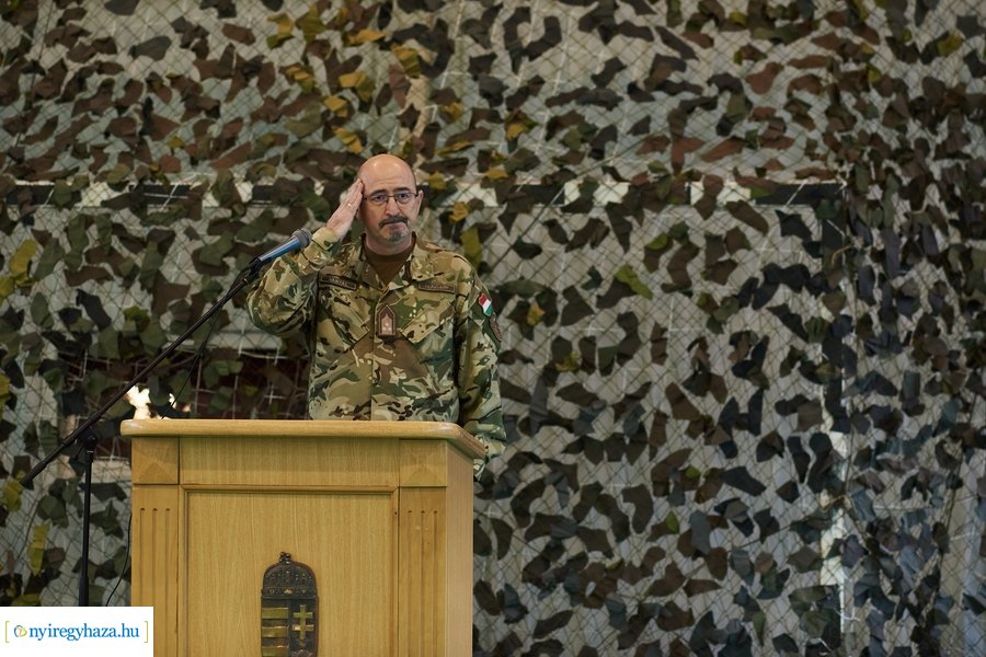 Csapatzászló átadás-átvétel az ezrednél