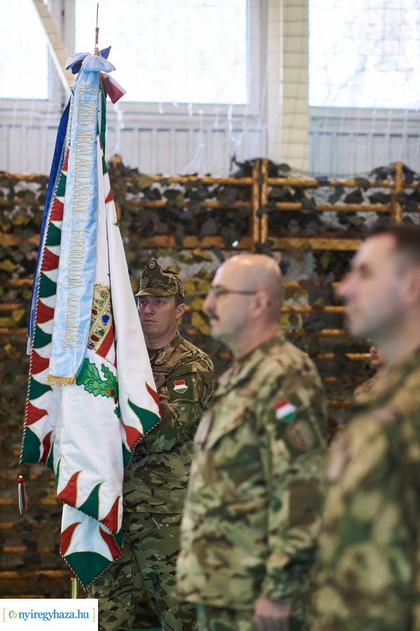 Csapatzászló átadás-átvétel az ezrednél