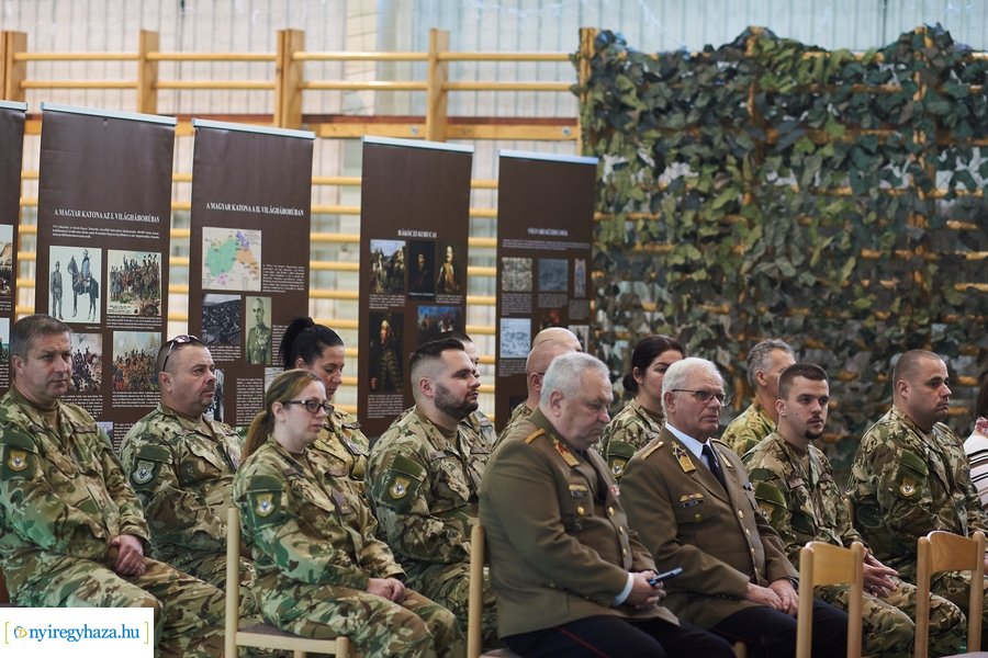 Csapatzászló átadás-átvétel az ezrednél