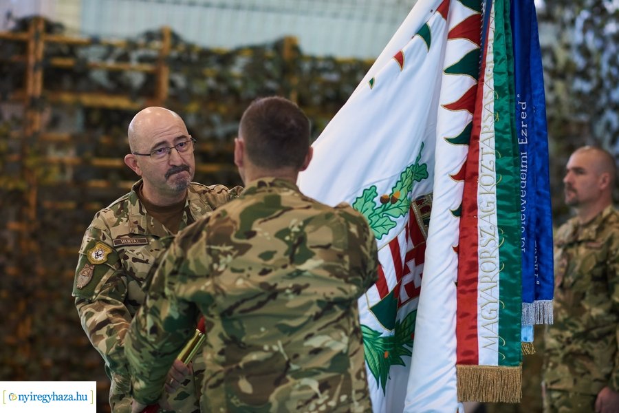 Csapatzászló átadás-átvétel az ezrednél