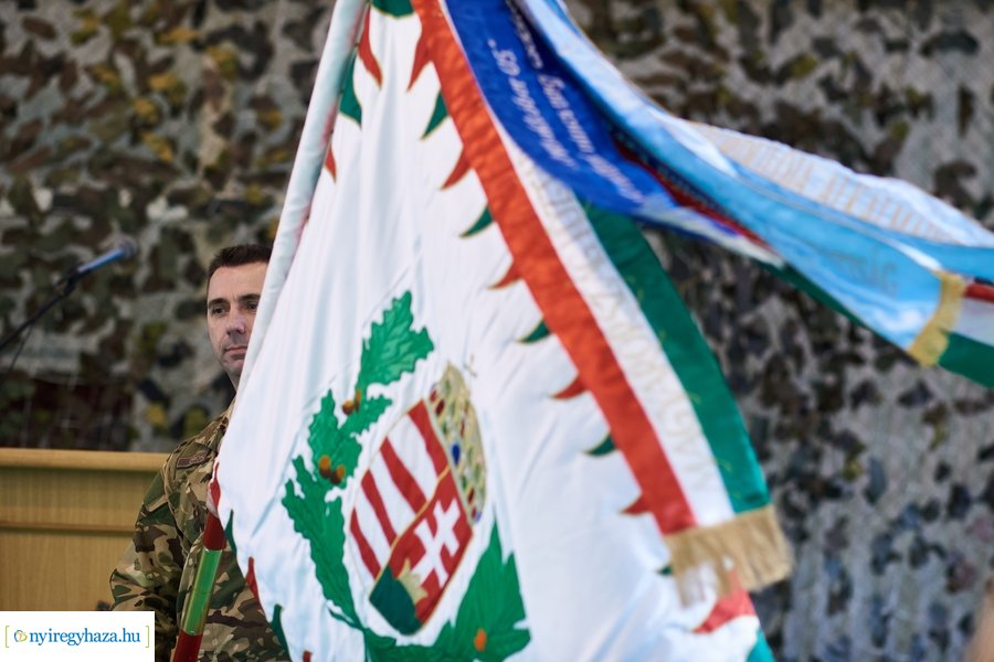 Csapatzászló átadás-átvétel az ezrednél