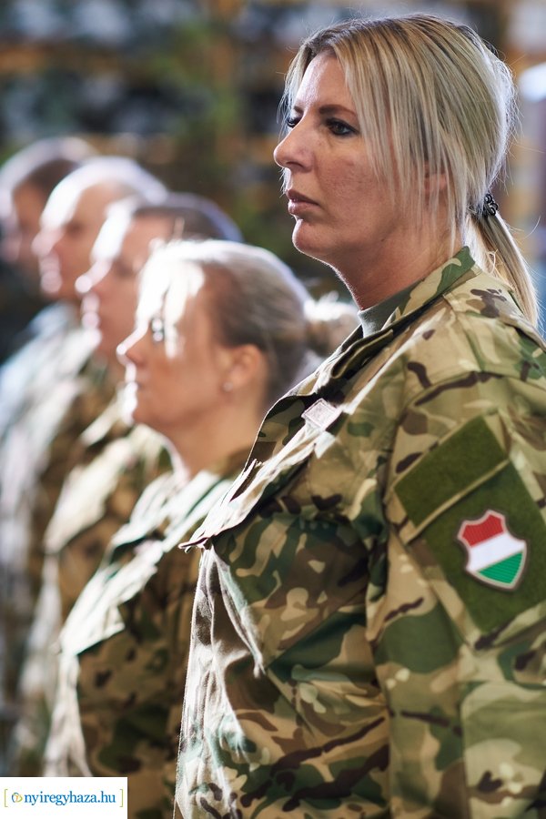 Csapatzászló átadás-átvétel az ezrednél