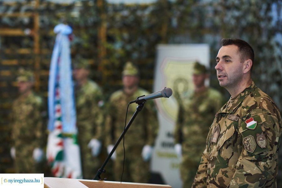 Csapatzászló átadás-átvétel az ezrednél