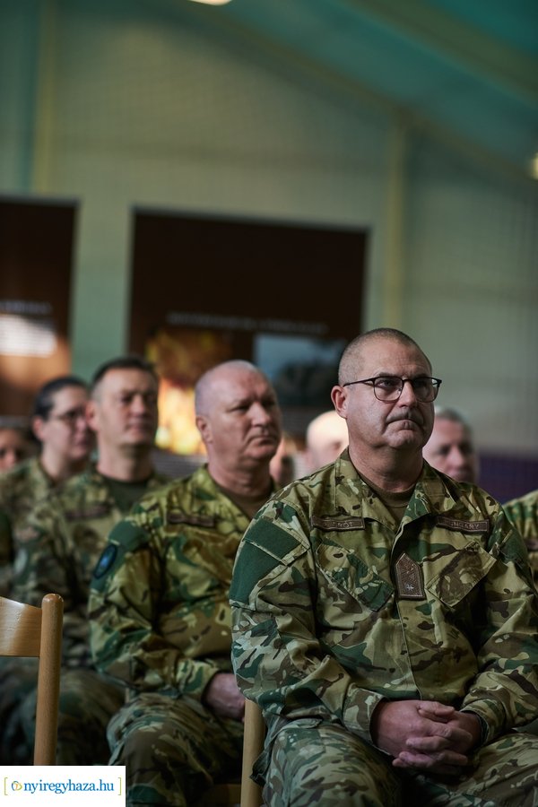 Csapatzászló átadás-átvétel az ezrednél