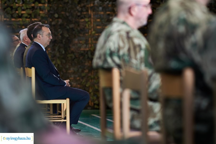 Csapatzászló átadás-átvétel az ezrednél