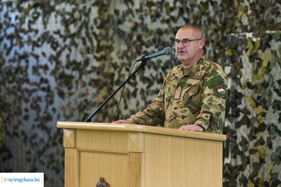 Csapatzászló átadás-átvétel az ezrednél