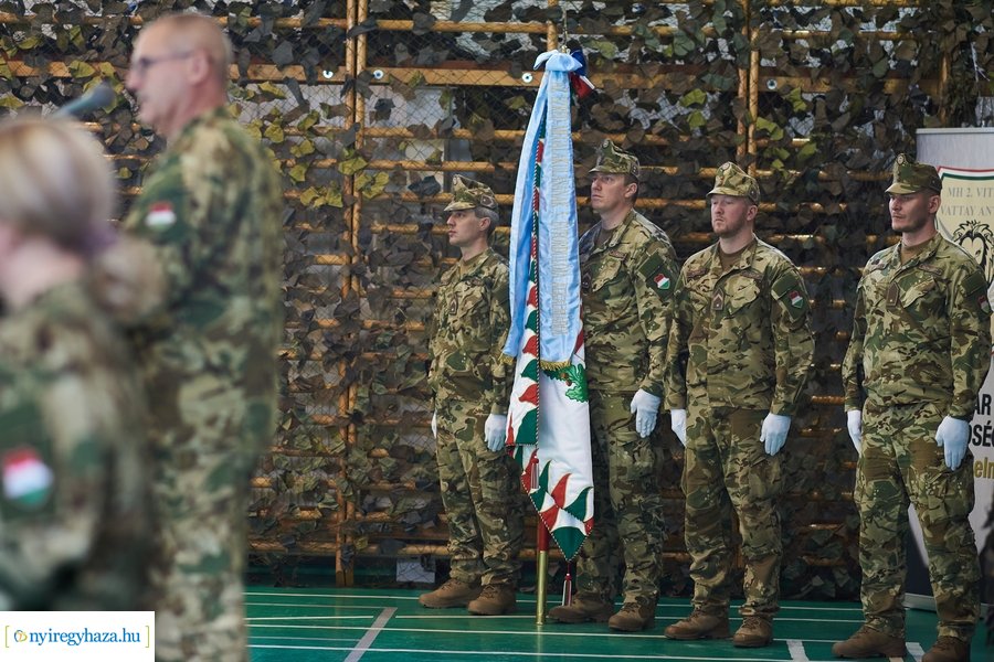 Csapatzászló átadás-átvétel az ezrednél