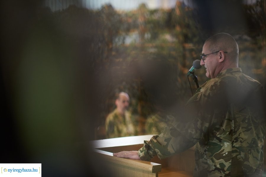 Csapatzászló átadás-átvétel az ezrednél