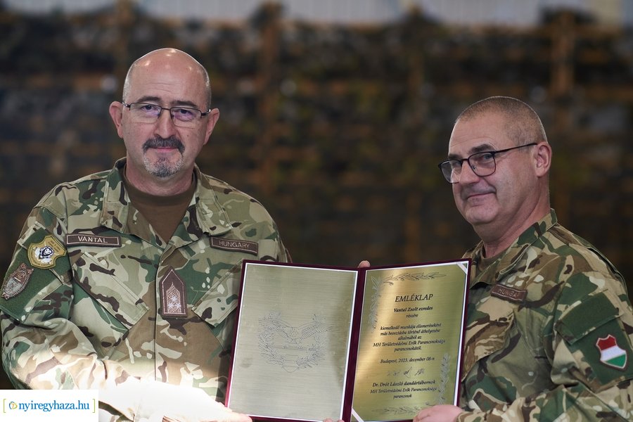 Csapatzászló átadás-átvétel az ezrednél