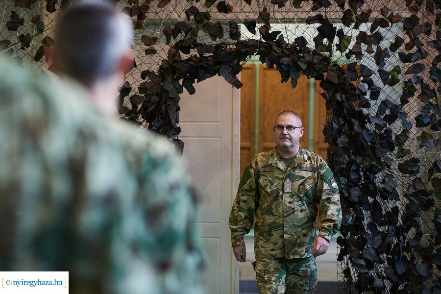 Csapatzászló átadás-átvétel az ezrednél