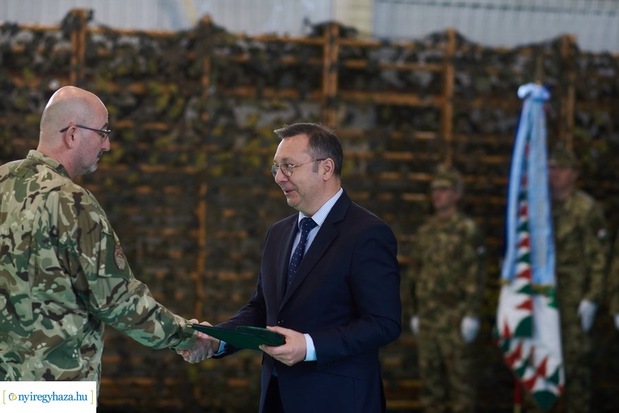 Csapatzászló átadás-átvétel az ezrednél