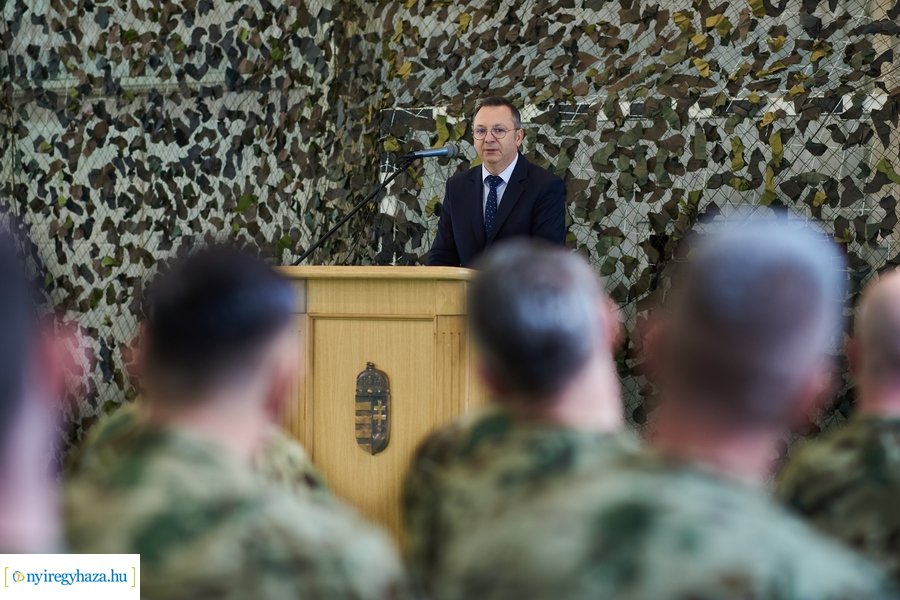 Csapatzászló átadás-átvétel az ezrednél