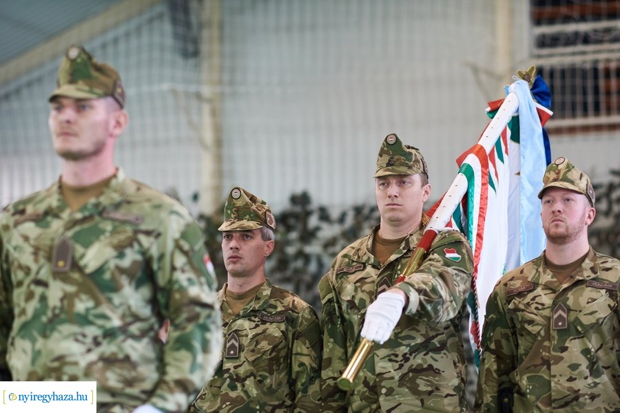 Csapatzászló átadás-átvétel az ezrednél