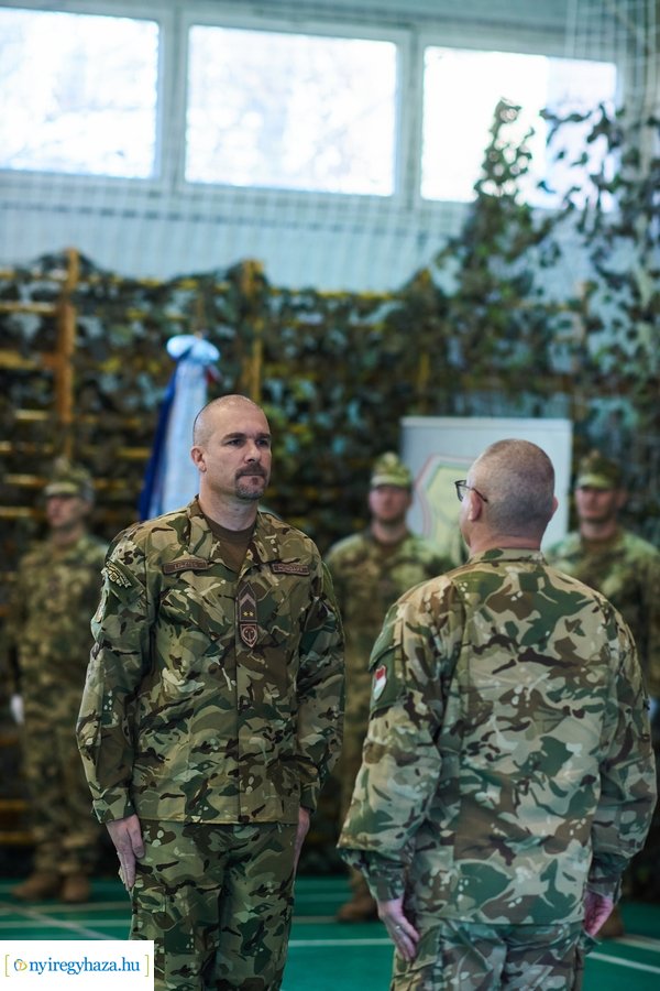 Csapatzászló átadás-átvétel az ezrednél