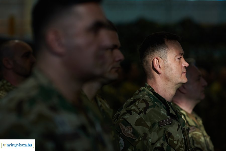 Csapatzászló átadás-átvétel az ezrednél