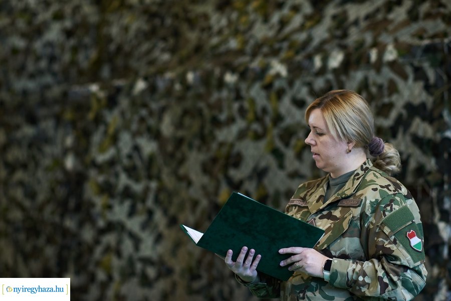 Csapatzászló átadás-átvétel az ezrednél