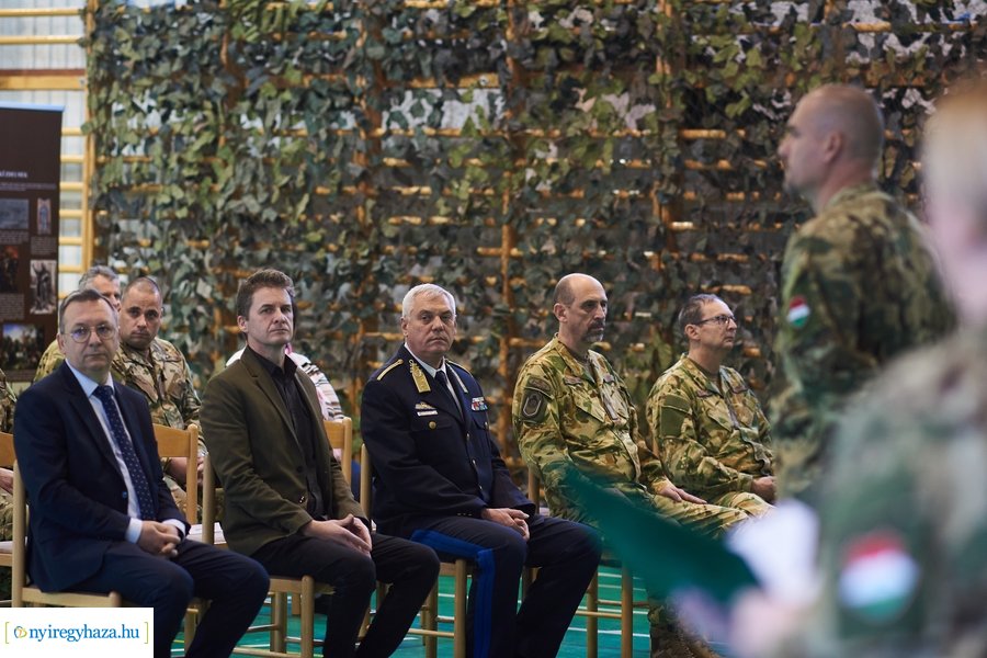 Csapatzászló átadás-átvétel az ezrednél