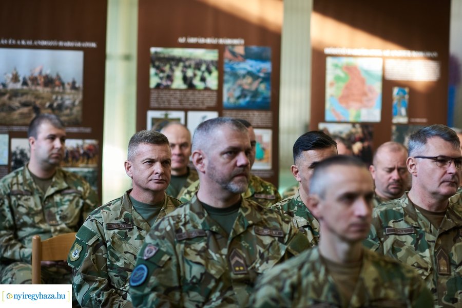 Csapatzászló átadás-átvétel az ezrednél