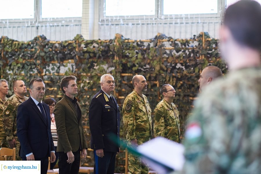 Csapatzászló átadás-átvétel az ezrednél