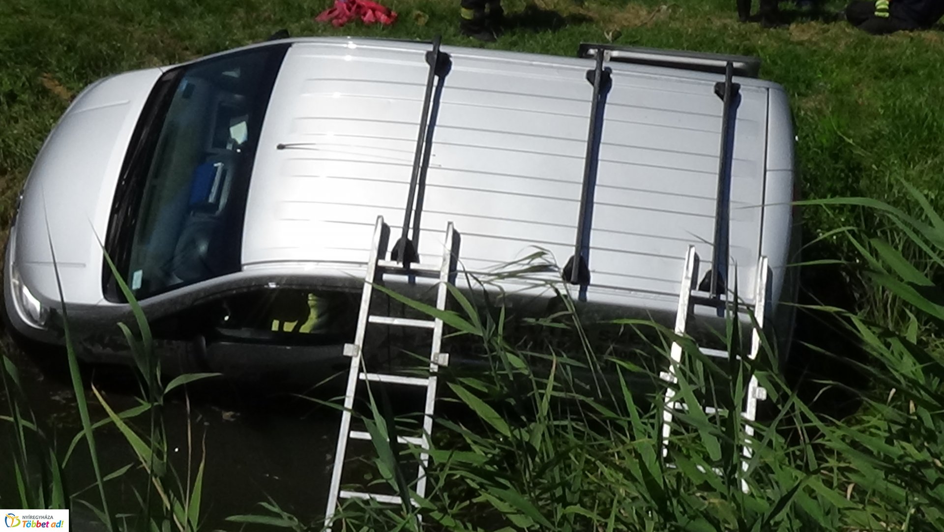 Csatornába csúszott egy jármű